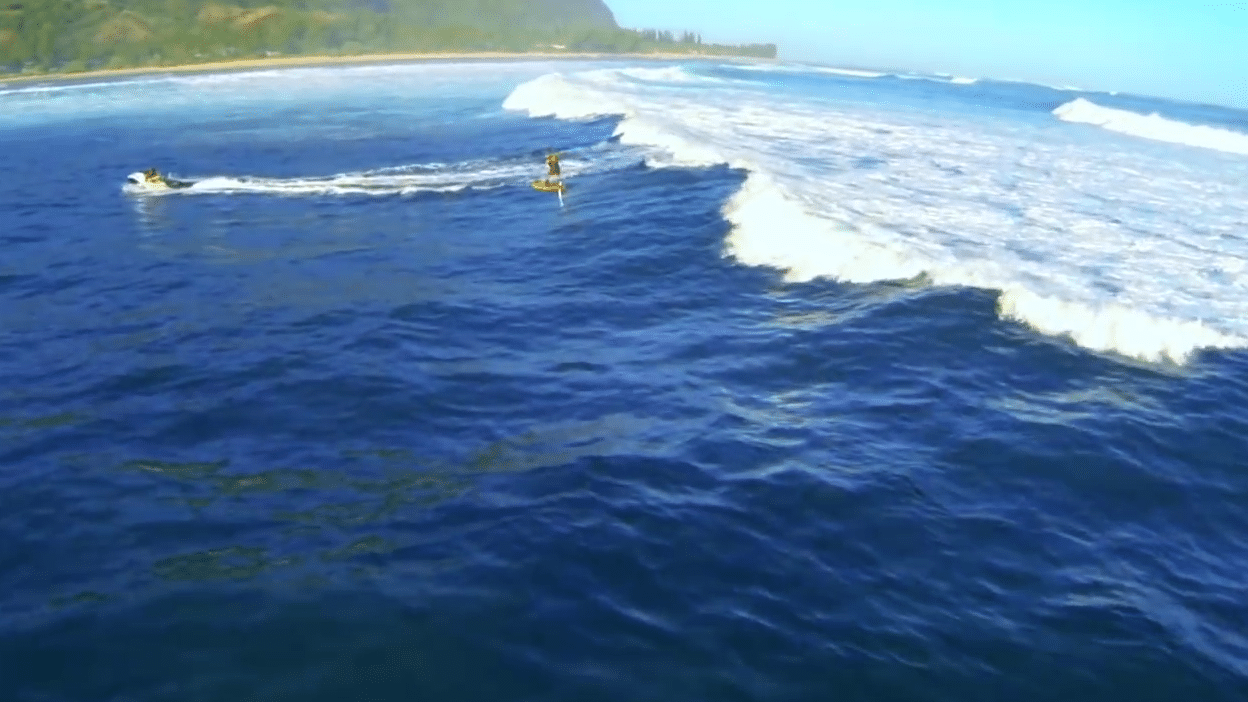 Vidéo de Laird Hamilton en foil surf boarding à Kauai