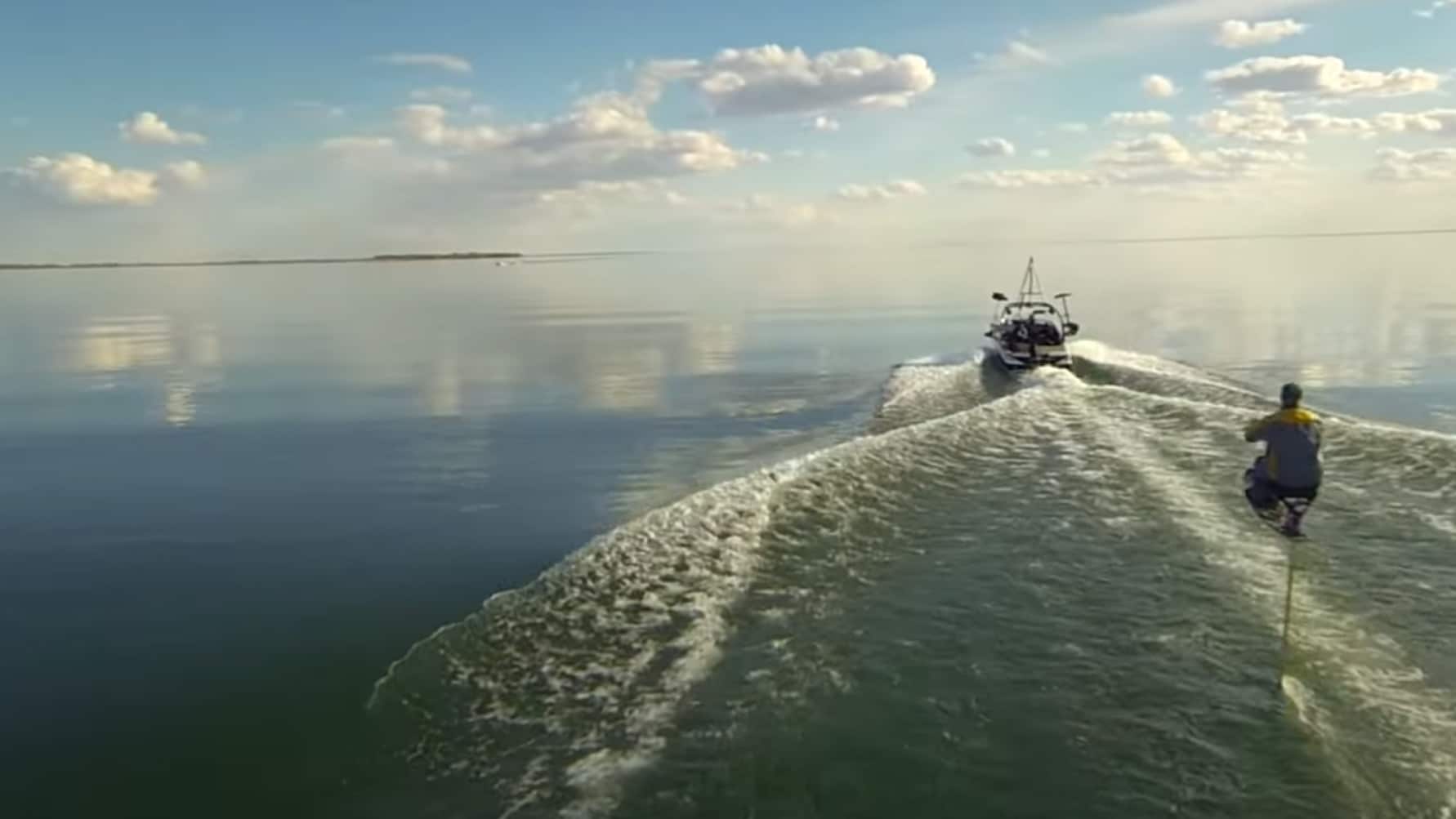 Vidéo d'un hydrofoil de 10 pieds au Lake Newell par Ice Breaker