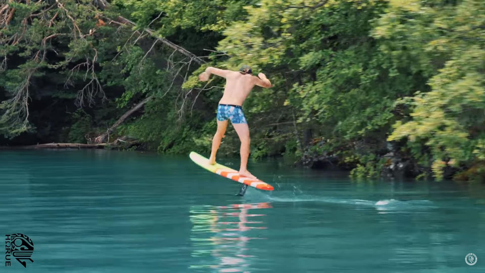 Vidéo Foil surfing on flat water and hydrofoil pumping par Horue