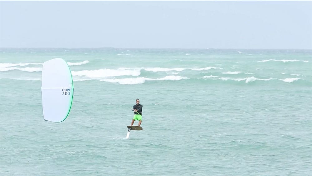 Vidéo boardriding kite foil Maui Cloud Foiling