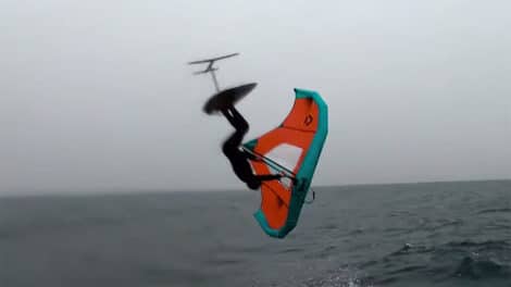 Vidéo de Philippe Caneri avec un backloop en Wing Foil