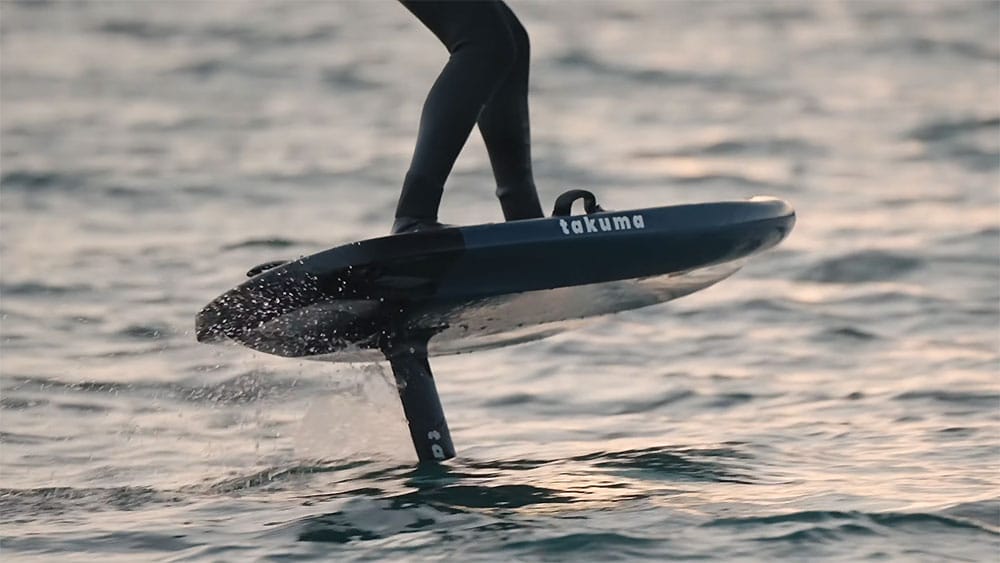 Vidéo : surfer en e-Foil sous les aurores boréales