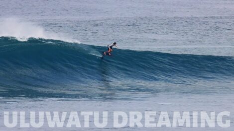 Session Surf Foil sur la vague d'Uluwatu
