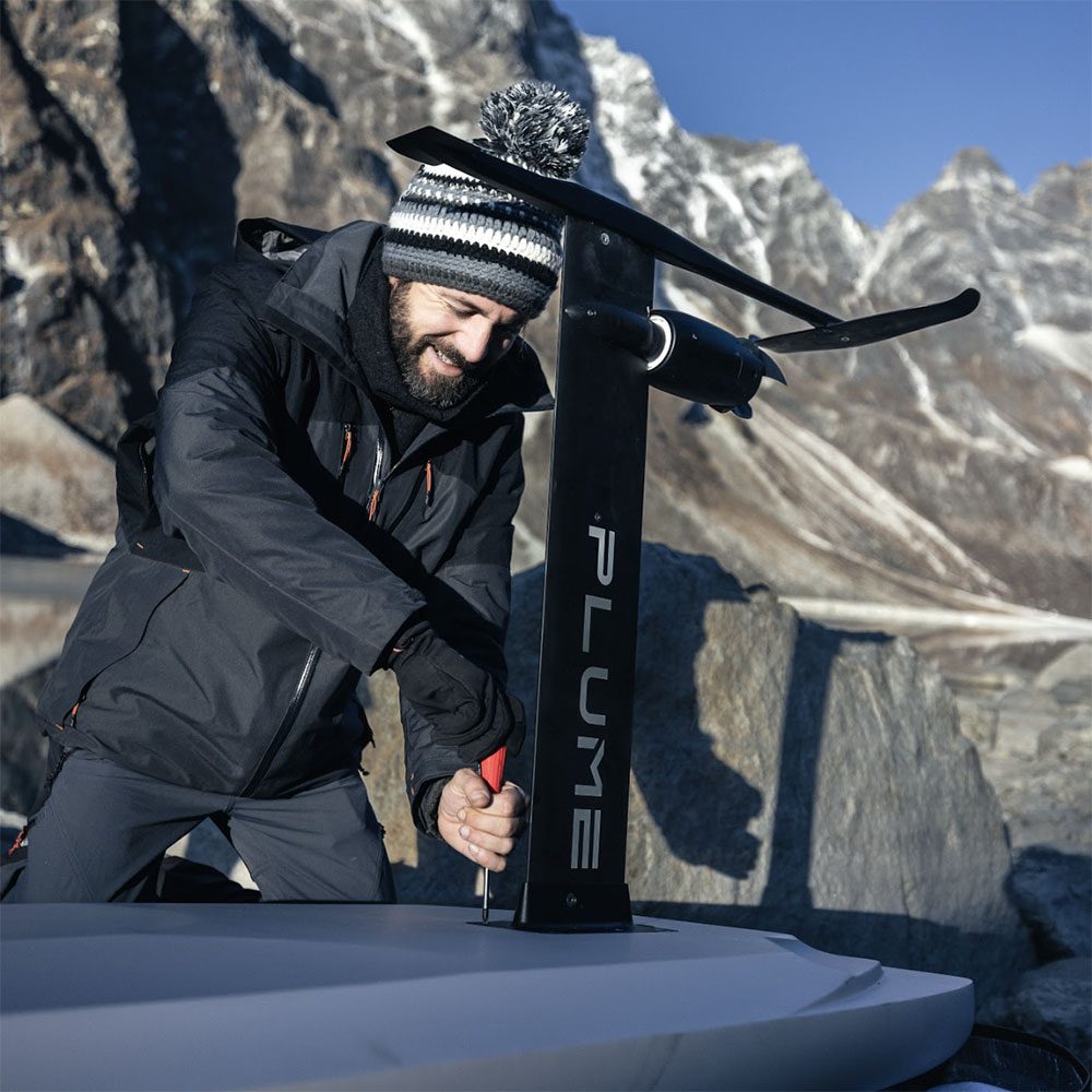 Rider en eFoil au pied de l'Everest