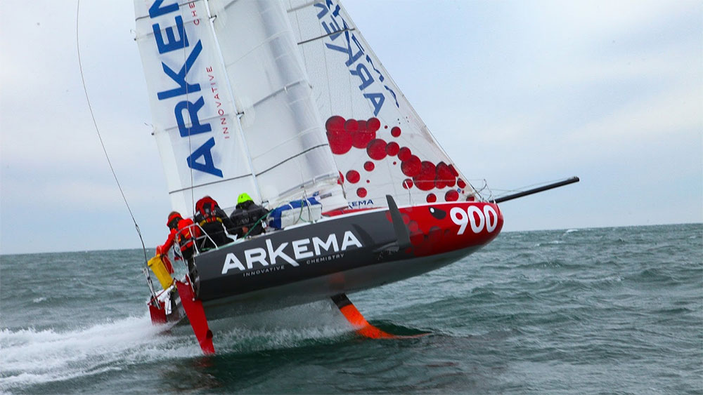 Arkema 3, un mini voilier avec foils pendulaires
