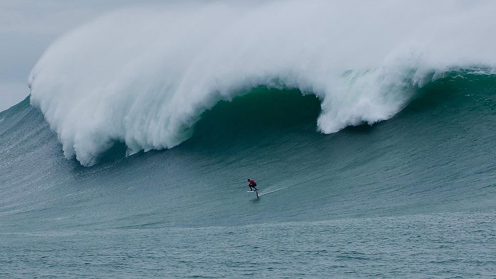 Mathieu Etxebarne en surfoil dans de grosses vagues