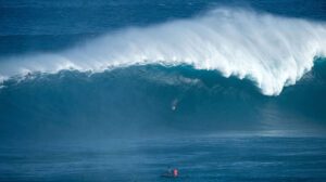 Mathieu Etxebarne en surfoil dans de grosses vagues