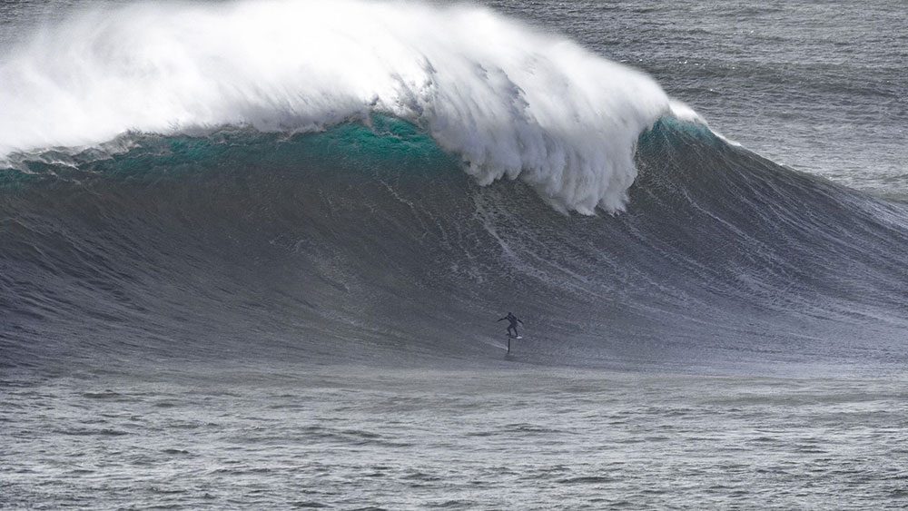 Mathieu Etxebarne en surfoil dans de grosses vagues