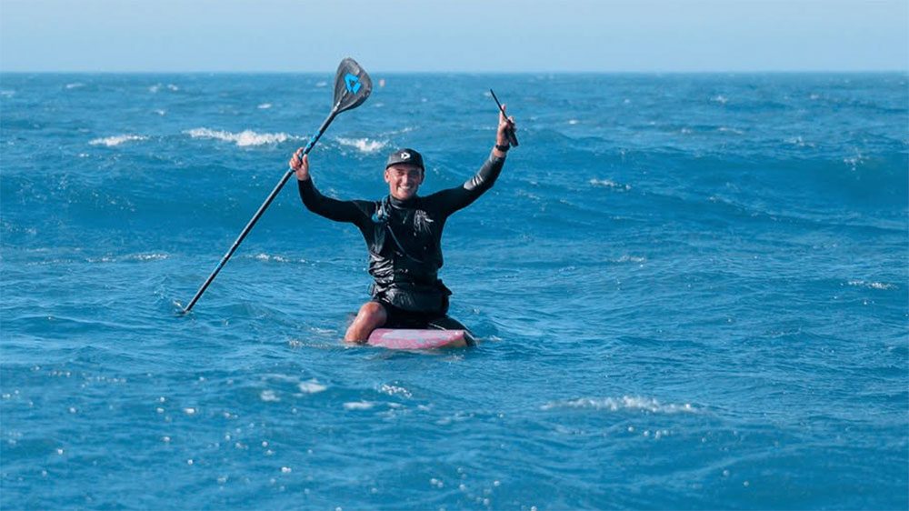 Tom Auber accompli 212 km en SUP foil sur la Manche