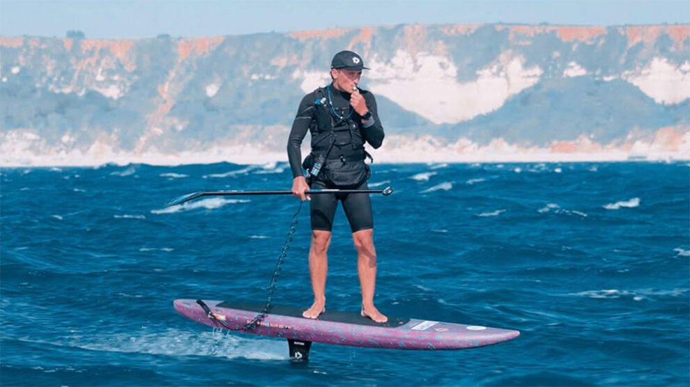 Tom Auber accompli 212 km en SUP foil sur la Manche