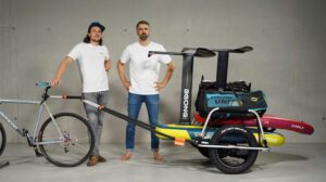 Présentation de la remorque Reacha x Thule pour transporter ton matos de wingfoil et ton matos de glisse à vélo en toute liberté.