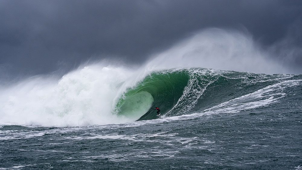 Une session de surf XXL historique sur les côtes en Irlande