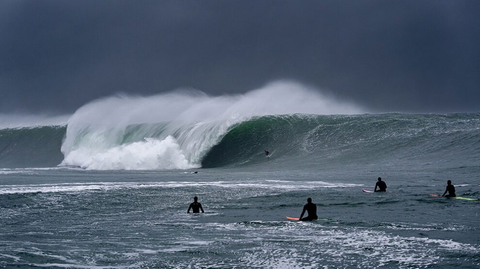 Une session de surf XXL historique sur les côtes en Irlande