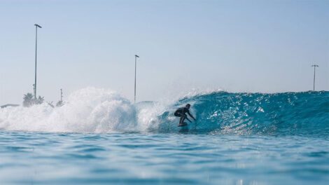 Caleb Pont signe un tube en foil à Surf Abu Dhabi