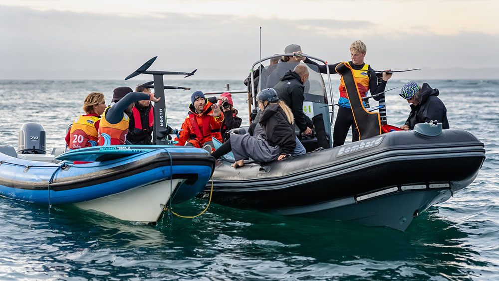 Luke Atkinson et Holly Pye s’imposent sur la Foil Drive Downwinder au Crozon Foil Festival 2026