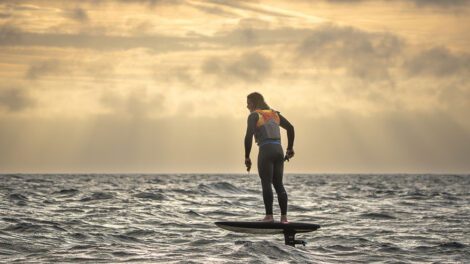 Luke Atkinson et Holly Pye s’imposent sur la Foil Drive Downwinder au Crozon Foil Festival 2026