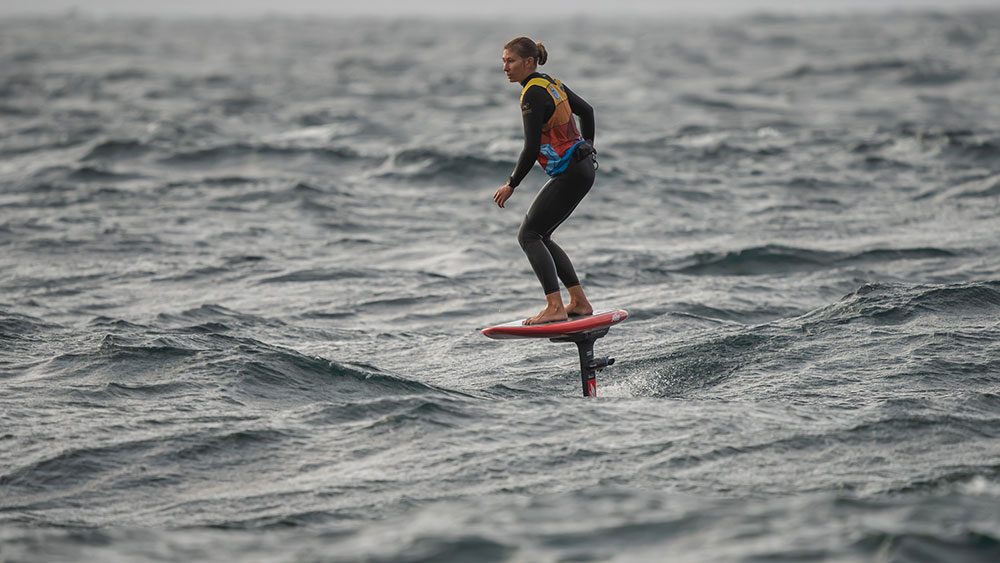 Luke Atkinson et Holly Pye s’imposent sur la Foil Drive Downwinder au Crozon Foil Festival 2026