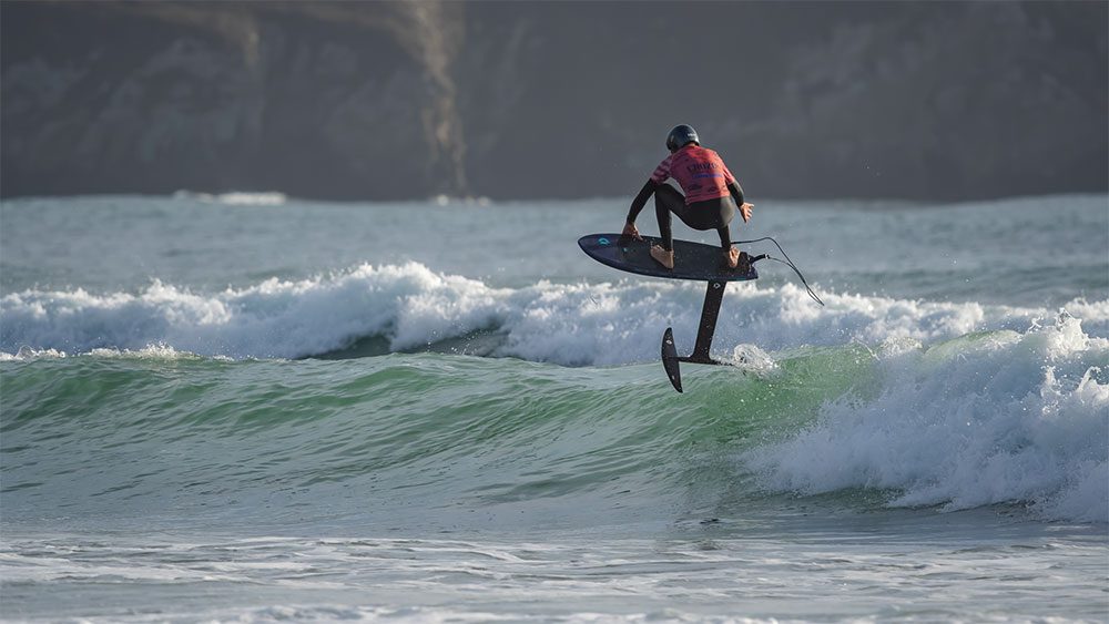 Axel Gérard s'impose en surf foil U18 au Crozon Foil Festival