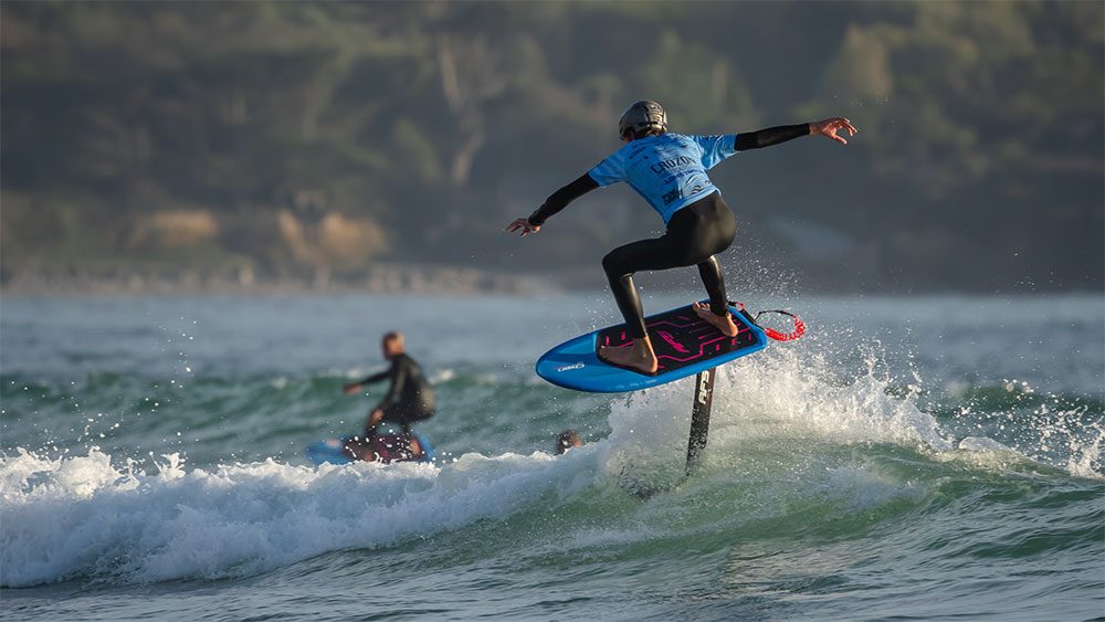 Axel Gérard s'impose en surf foil U18 au Crozon Foil Festival
