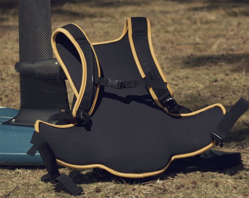 Manta Backpack le foil assist passe de la planche au dos du rider