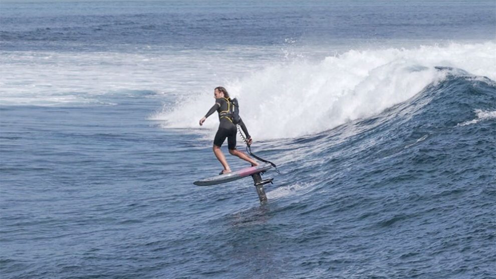 Manta Backpack le foil assist passe de la planche au dos du rider